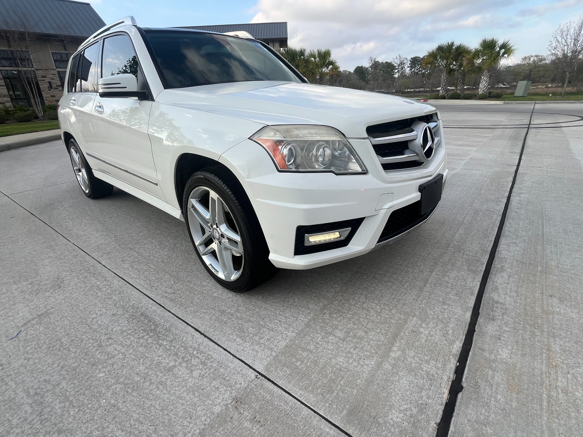 2012 Mercedes-Benz GLK 350, white exterior, front passenger-side view